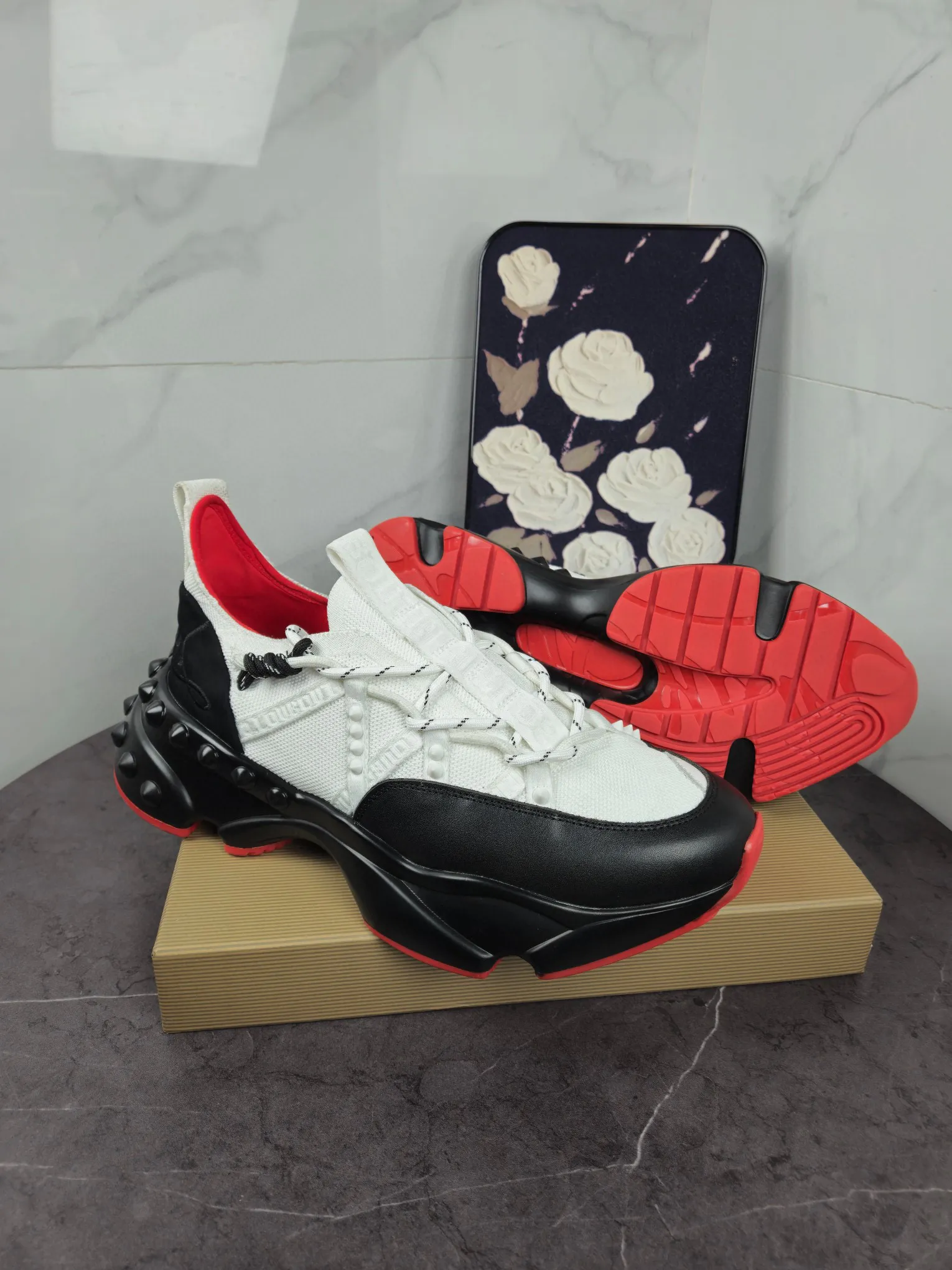 💰¥680 Original item from trendy brand Chri*stian loubou*tin, the latest series of CL red-soled shoes for casual couples. The upper is made of imported Lycra + high-density breathable fly weave, and the environmentally friendly high-elastic suction mold pad will never delaminate. The outsole is made of super non-slip and wear-resistant PU + vacuuming. Two-color combination Size: Female 35-43 Male 38-47 Comes with handbag, card, shoehorn" full package (Female 41 42 43 men 46 47 customized)
